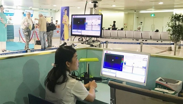 Le secteur de la santé a renforcé la surveillance épidémiologique à l’aéroport international de Tân Son Nhât à Hô Chi Minh-Ville. Photo : VNA