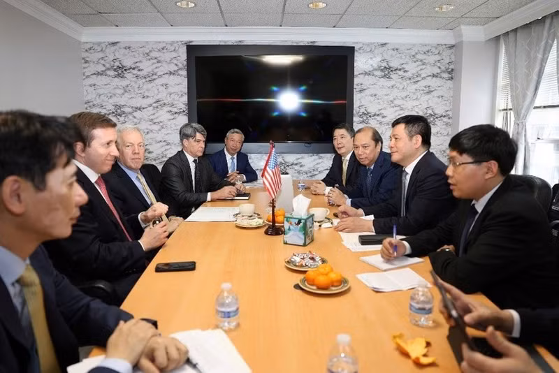 Panorama de la séance de travail entre le ministre Nguyen Hong Dien et Jeffrey Pearlman, président du fonds Warburg Pincus et du Conseil d'affaires États-Unis - ASEAN (USABC). Photo : NDEL.