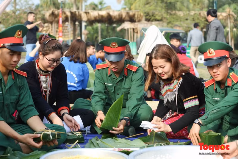 Le programme de confection des gâteaux de riz gluant destiné aux personnes défavorisées 2026 se tiendra le 8 février prochain au Village culturel et touristique des ethnies du Vietnam. Photo : bvhttdl.gov.vn