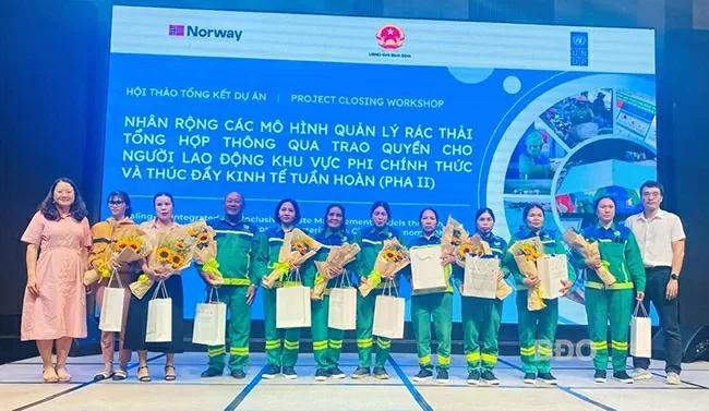 L'atelier a honoré l'équipe de collecte des déchets recyclables ayant obtenu les meilleurs résultats. Photo : baoquocte.vn