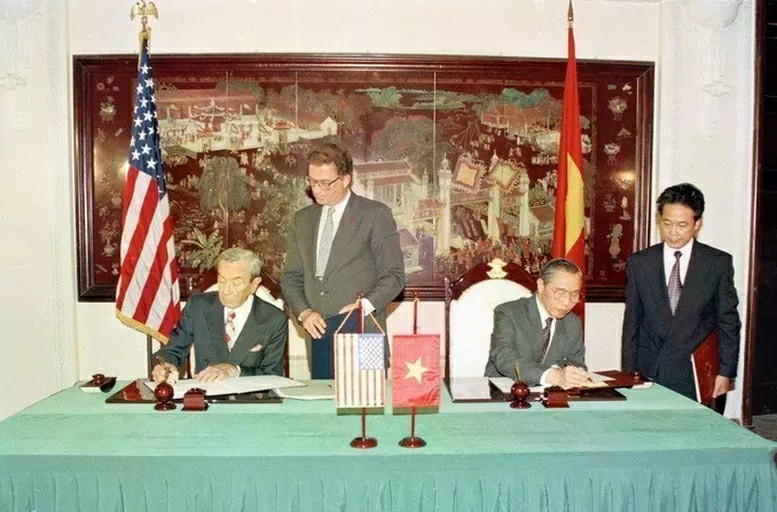 Le 5 août 1995, à Hanoï, le secrétaire d'État américain Warren Christopher et le ministre des Affaires étrangères Nguyen Manh Cam ont signé le protocole établissant officiellement les relations diplomatiques entre le Vietnam et les États-Unis. Photo : VNA.