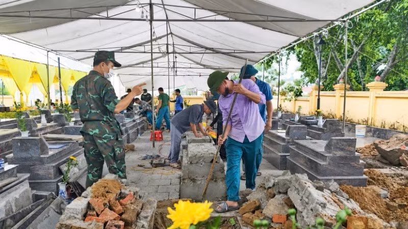 Fouilles et prélèvements d'ADN sur les restes de soldats tombés au champ d'honneur au cimetière des martyrs de la commune de Vo Tranh. Photo : NDEL.