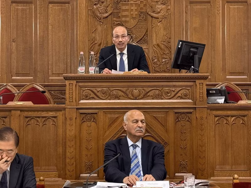 L'ambassadeur Bùi Lê Thai (en haut) prend la parole lors du 6e Forum politique Asie - Europe en Hongrie. Photo : VNA.