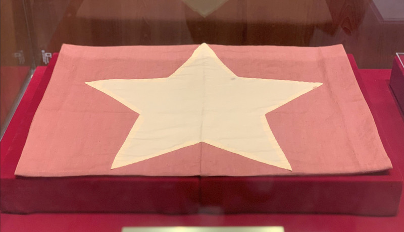 Le drapeau rouge à étoile jaune lors du congrès national de Tan Trao, le 16 août 1945. Photo : daibieunhandan.vn