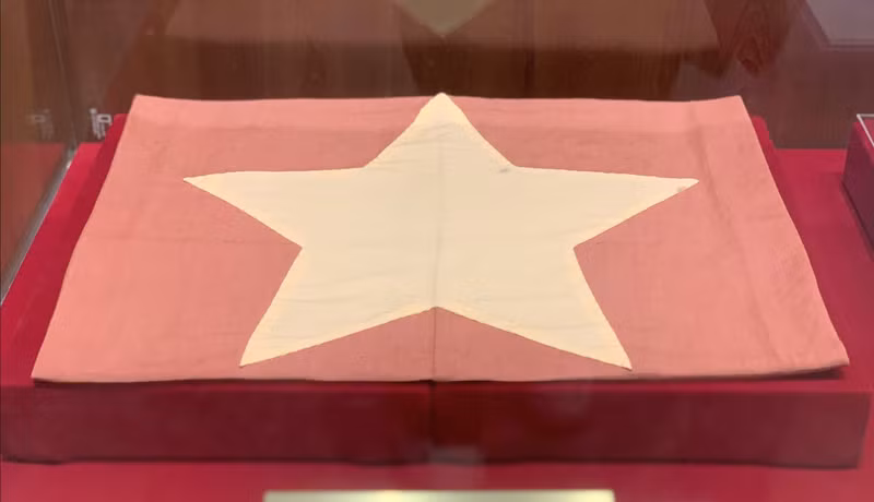 Le drapeau rouge à étoile jaune lors du congrès national de Tan Trao, le 16 août 1945. Photo : daibieunhandan.vn