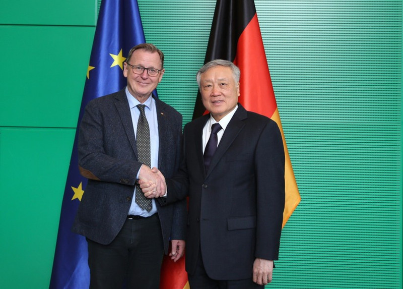 Le vice-Premier ministre permanent Nguyên Hoa Binh (à droite) et le vice-président du Bundestag allemand, Bodo Ramelow, se serrent la main. Photo : VNA.