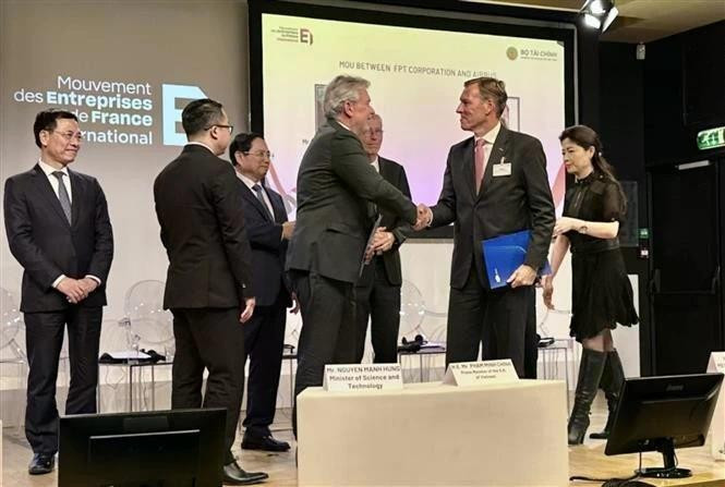 Signature de l’accord-cadre de services (MAS) entre FPT et Airbus, dans le cadre du Forum des affaires Vietnam-France, à Paris, le 11 juin. Photo : VNA.