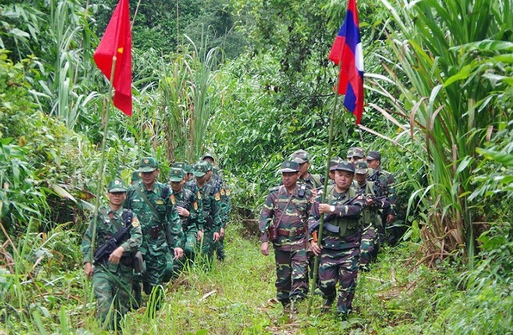 Début juillet, dans des conditions météorologiques difficiles, une patrouille conjointe sans précédent a été menée entre les forces de garde-frontières de la province vietnamienne de Nghe An et le Commandement militaire de la province laotienne de Houaphan. Photo : NDEL