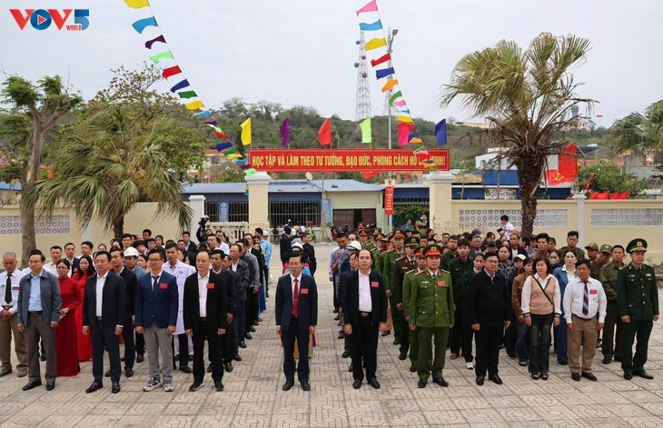 Ouverture des bureaux de vote à 6h30 sur l'île de Bach Long Vi pour les élections législatives et locales 2026-2031. Photo : VOV.