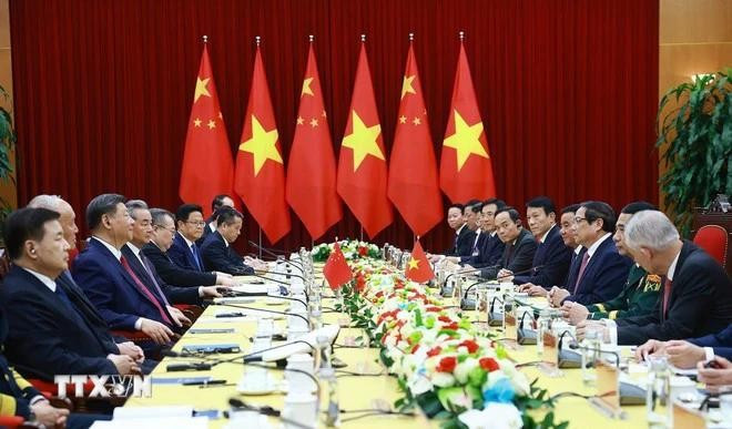 La rencontre entre le Premier ministre vietnamien Pham Minh Chinh et le secrétaire général du Parti communiste chinois Xi Jinping, le 14 avril 2025. Photo : VNA.