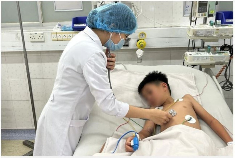 Une médecin traite un enfant atteint de dengue sévère au Service des urgences et des soins intensifs de l'Hôpital des maladies tropicales de Ho Chi Minh-Ville. Photo : VNA.