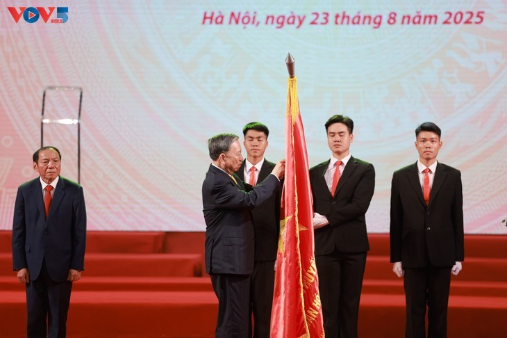 Le secrétaire général du Parti communiste vietnamien To Lam remet l’Ordre du Travail de première classe au ministère de la Culture, des Sports et du Tourisme. Photo : VOV.