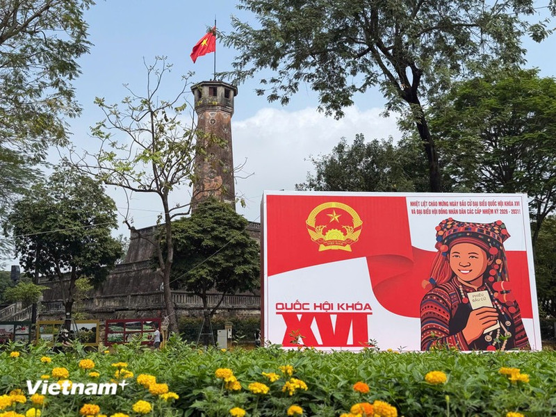 Les rues de Hanoi sont décorées de drapeaux et de fleurs éclatants, avec des banderoles et des panneaux de communication dominés par la couleur rouge, créant un décor à la fois solennel et animé. Photo : VNA.