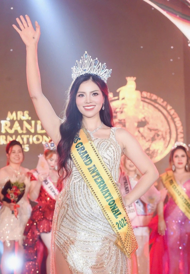 La belle Nguyen Thi Thua lors de la cérémonie de couronnement. Photo : thethaovanhoa.vn