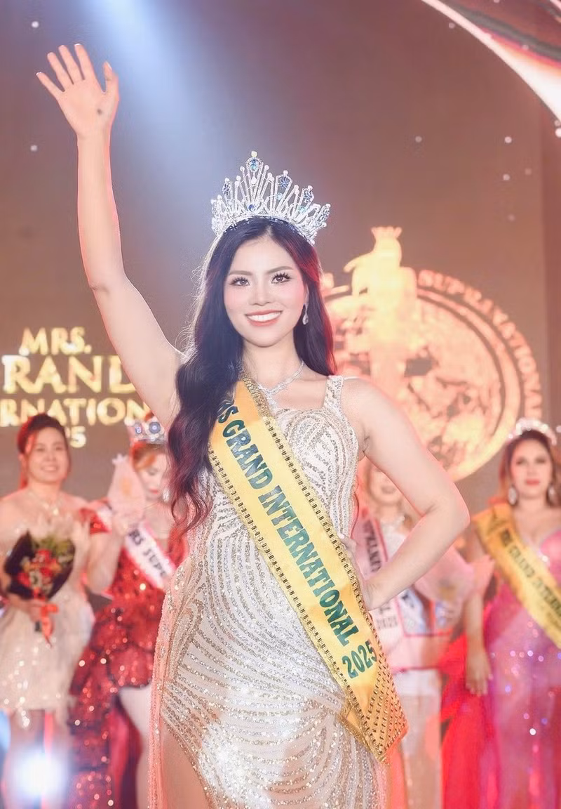 La belle Nguyen Thi Thua lors de la cérémonie de couronnement. Photo : thethaovanhoa.vn
