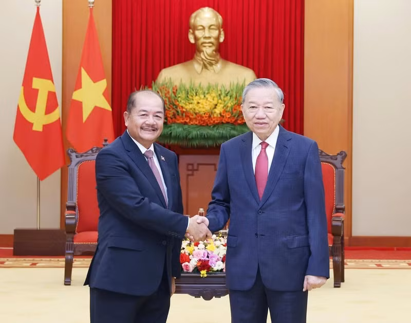 Le secrétaire général du Parti communiste du Vietnam (PCV), Tô Lâm (droite) et le vice-Premier ministre lao, Kikeo Khaykhamphithoune. Photo: VNA