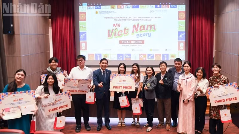 L’ambassadeur Pham Viet Hung, accompagné de représentants du Comité d’organisation et des juges, ainsi que des lauréats. Photo : NDEL.