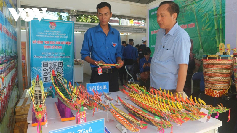 Thạch Rô Si Dol (en chemise bleue) présente sa maquette de ghe Ngo lors de l’événement "Concours de projets de start-up des jeunes ruraux 2023". Photo : VOV.
