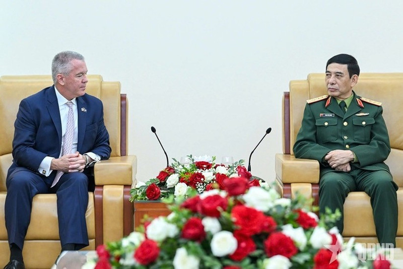 Le général d’armée Phan Van Giang, membre du Bureau politique, secrétaire adjoint de la Commission militaire centrale et ministre de la Défense (à droite), rencontre Michael DeSombre, secrétaire d’État adjoint des États-Unis, à l’occasion de sa visite de travail au Vietnam. Photo : qdnd.vn