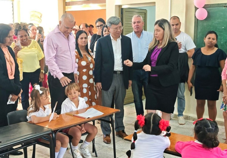L'ambassadeur du Vietnam à Cuba, Le Quang Long, et des responsables locaux visitent une classe de maternelle. Photo : NDEL.