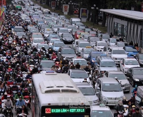 Congestion dans une rue de Hanoi aux heures de pointe. Photo : VNA.