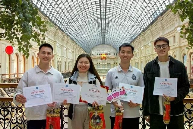 L’équipe Phuong Dong remporte le premier prix du concours « Sur les traces de l’Oncle Hô ». Photo : baoquocte.vn