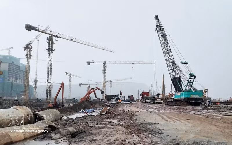 Le chantier du Centre de conférences de la Réunion des dirigeants économiques de l'APEC 2027, dans la zone spéciale de Phu Quoc, province d'An Giang. Photo : VNA.