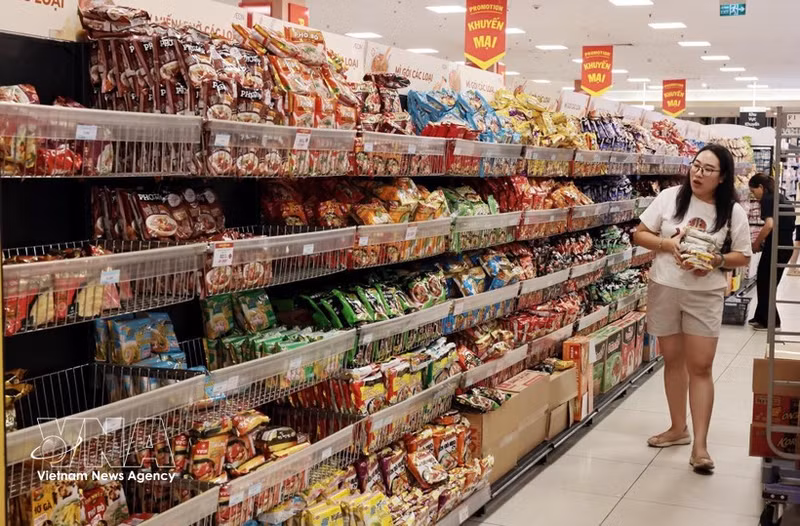 Des clients choisissent des produits au supermarché AEON Long Bien. Photo : VNA.