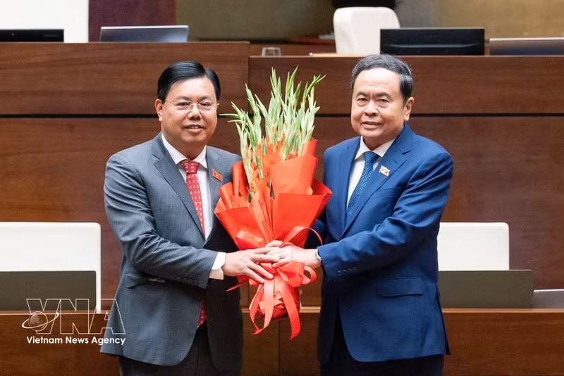 Le président de l'Assemblée nationale, Tran Thanh Man (à droite), félicite le nouveau ministre de l'Intérieur, Nguyen Tien Hai, en lui offrant des fleurs. Photo : VNA.