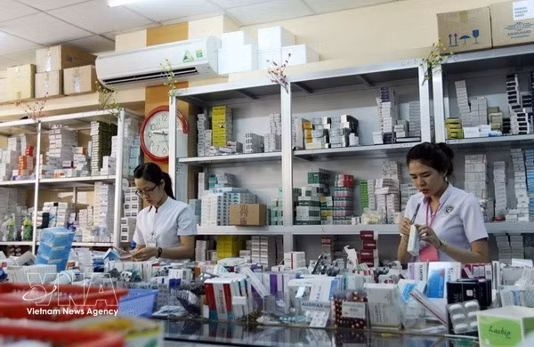 Les hôpitaux organiseront la vente de médicaments 24 heures sur 24, publieront largement les informations nécessaires et assureront des permanences pendant les jours fériés afin de garantir la continuité de l’approvisionnement. Photo : VNA.