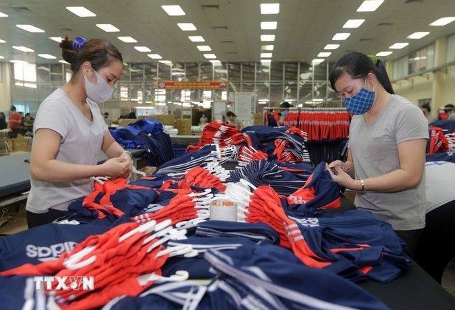 Production des articles destinés à l'exportation vers le marché de l'UE chez la société du textile Thai Nguyen. Photo : VNA.