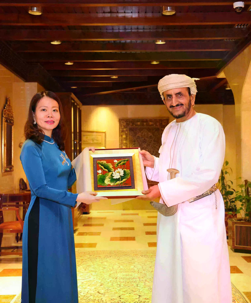 La vice-ministre vietnamienne des Affaires étrangères Nguyen Minh Hang et son homologue omanais Khalifa Bin Ali Al Harthy. Photo : baoquocte.vn