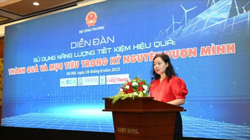 Nguyen Thi Lam Giang, directrice générale du département de l’innovation, de la transition verte et de la promotion industrielle, relevant du ministère de l’Industrie et du Commerce, prend la parole lors du forum. Photo : NDEL.