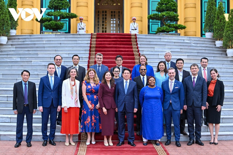 Le président Luong Cuong (au milieu du 1er plan) avec la coordinatrice résidente de l’ONU et les chefs des agences onusiennes au Vietnam. Photo : VOV.