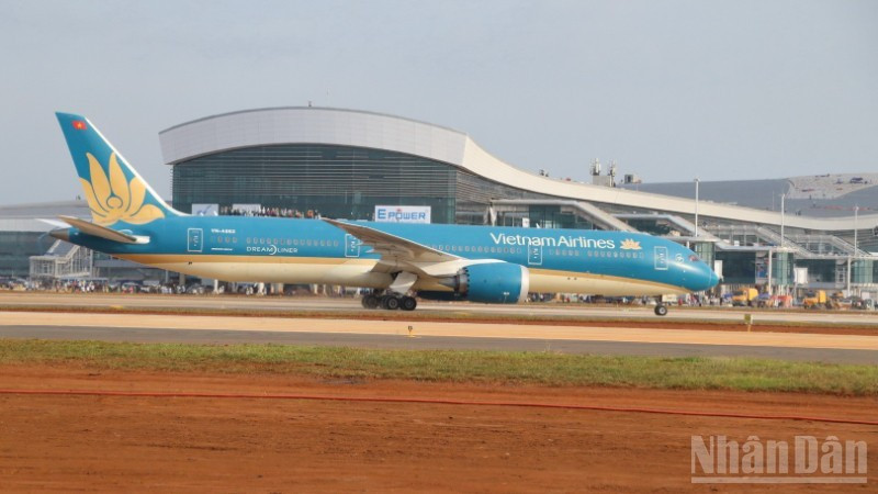 Un gros-porteur Boeing 787-9 de la compagnie Vietnam Airlines atterrit en toute sécurité à l'aéroport international de Long Thanh lors d'un vol d'essai le 15 décembre. Photo : NDEL.