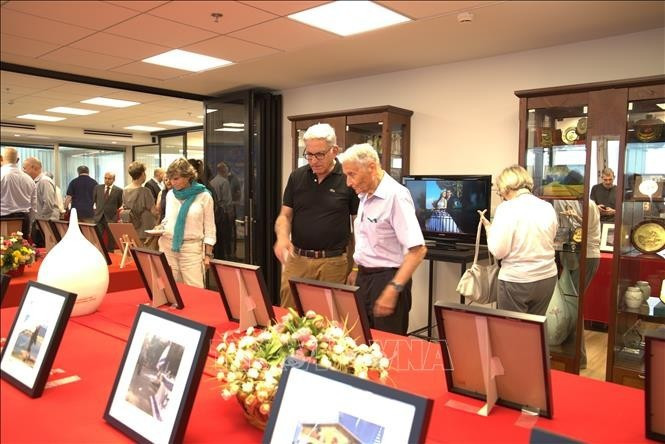 Visiteurs à l'exposition. Photo : VNA.