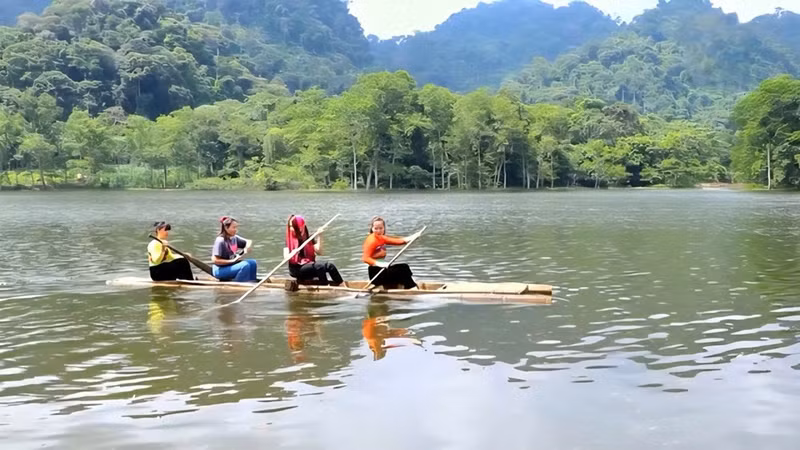Le lac Pha Day trône à 1 200 mètres d’altitude comme un miroir céleste. Photo : baovanhoa.vn