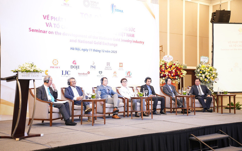 Séminaire sur le développement du marché de l'or en joaillerie et la création d'un centre de transaction de l'or au Vietnam, qui s'est tenu le 11 décembre à Hanoï. Photo : NDEL.