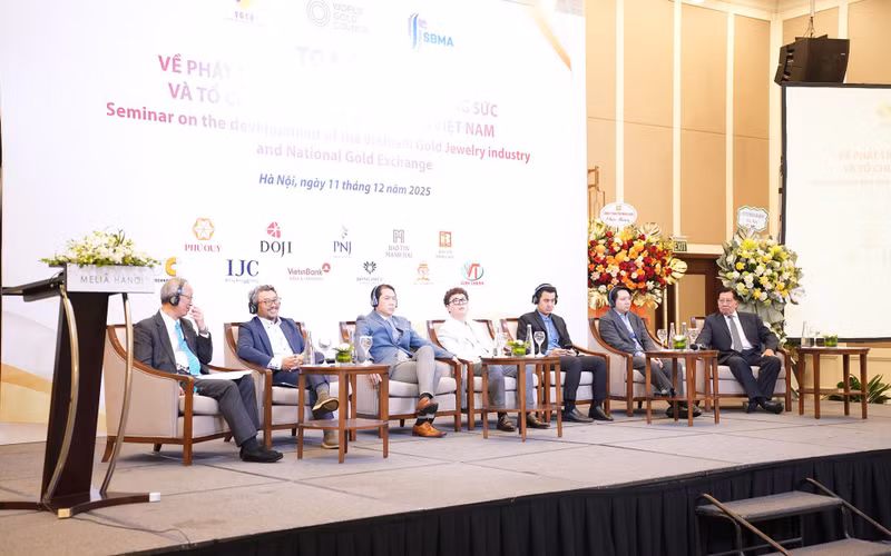 Séminaire sur le développement du marché de l'or en joaillerie et la création d'un centre de transaction de l'or au Vietnam, qui s'est tenu le 11 décembre à Hanoï. Photo : NDEL.