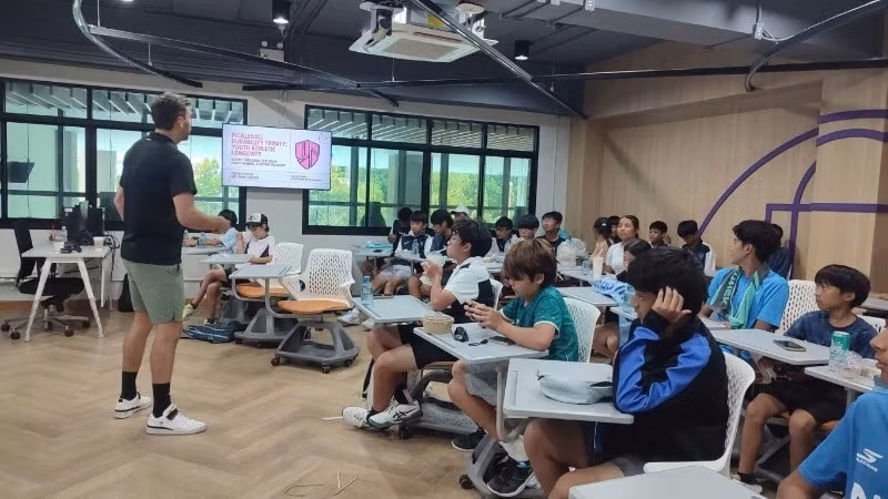 Le maître Maik Berger, directeur général d'Evo Việt Nam, a donné une conférence sur la science de l'entraînement physique. Photo : NDEL