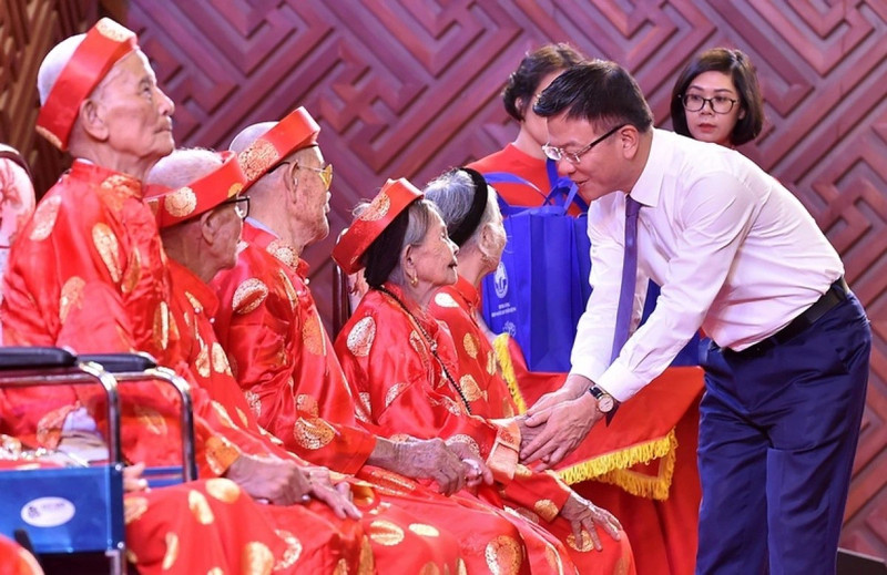 L’un des principaux points novateurs de la Résolution du XIVᵉ Congrès du Parti communiste du Vietnam réside dans la vision stratégique à l’égard des personnes âgées. Photo : VOV.