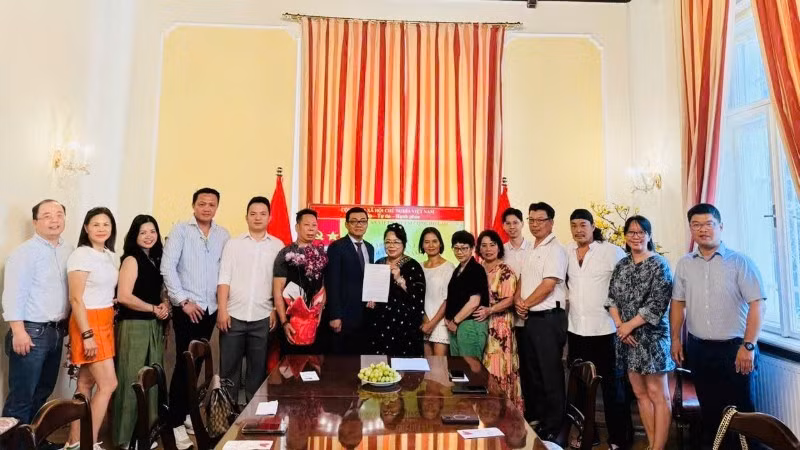 La cérémonie officielle de création du Comité de liaison de la communauté vietnamienne en Autriche. Photo : NDEL.