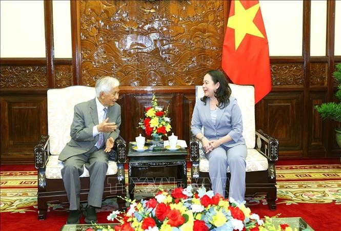 La vice-présidente de la République, Vo Thi Anh Xuan, et le professeur Tran Thanh Van. Photo: VNA