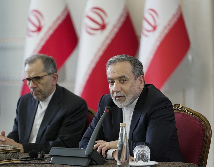 Le ministre des Affaires étrangères iranien Abbas Araqchi lors d'une réunion avec des ambassadeurs étrangers à Téhéran, en Iran, le 12 juillet 2025. Photo : WANA.