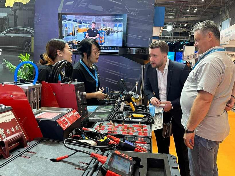Automechanika a attiré 401 exposants venus de 16 pays et territoires, dont la Chine, la France, l'Allemagne, l'Inde, l'Italie, le Japon, etc. Photo : congthuong.vn