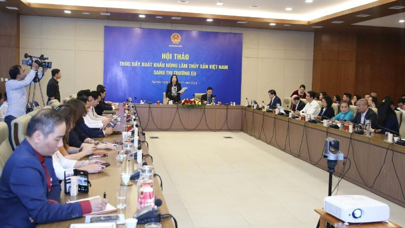 Lors du colloque intitulé « Promouvoir les exportations vietnamiennes de produits agricoles, sylvicoles et aquatiques vers le marché de l’UE », organisé le 13 novembre à Hanoï. Photo : baoquocte.vn