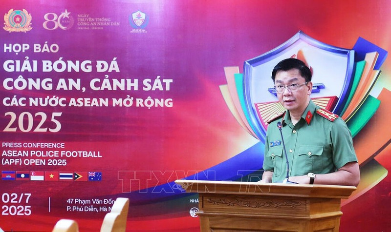Le colonel Pham Kim Dinh s'exprime à la conférence de presse. Photo : VNA.