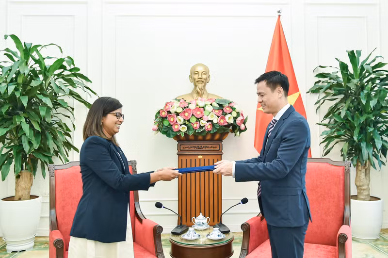 Fin juillet, Enika Basu a remis ses lettres de créance au vice-ministre des Affaires étrangères, Dang Hoang Giang, après sa nomination au poste de directrice du FIDA au Vietnam. Photo : FIDA
