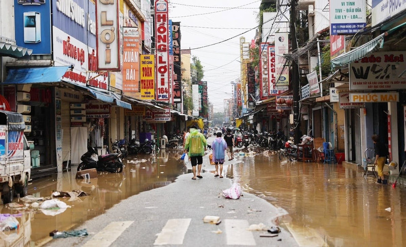 Les ordures s'amoncellent après les inondations à Huê. Photo : nongnghiepmoitruong.vn