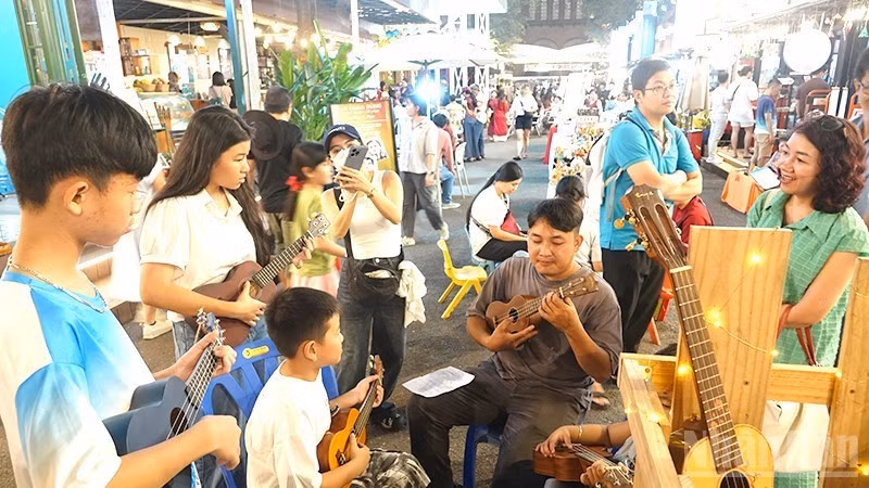 De nombreux visiteurs assistent à la Fête du livre et de la culture nocturne. Photo : nhandan.vn